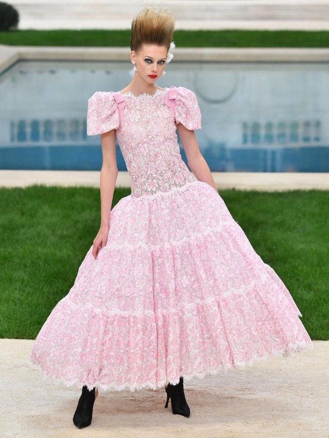 Adapun koleksi adibusana hadir dengan elemen-elemen gaya yang mendominasi tren fashion di era 1980-an. Mulai dari busana bervolume hingga blus berbahu lebar.  Foto: Getty Images