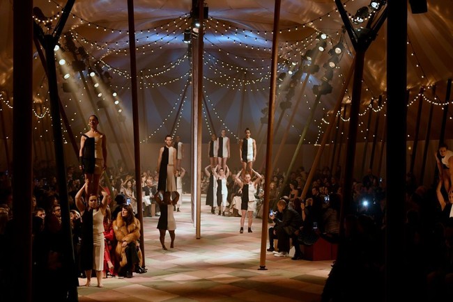 Pada peragaan koleksi resort 2019 tahun lalu, Maria menyandingkan para model dengan pemain rodeo perempuan. Begitu pula di sirkus Dior ini, semua pemain akrobat yang beraksi adalah para perempuan. (Foto: Pascal Le Segretain/Getty Images)