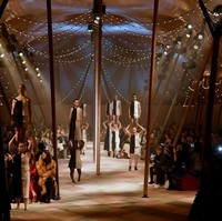 Pada peragaan koleksi resort 2019 tahun lalu, Maria menyandingkan para model dengan pemain rodeo perempuan. Begitu pula di sirkus Dior ini, semua pemain akrobat yang beraksi adalah para perempuan. (Foto: Pascal Le Segretain/Getty Images)
