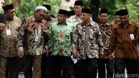 Dalam kesempatan itu Ketua Umum LPOI Said Aqil Siroj memperkenalkan pengurus dan delegasi yang ikut dalam pertemuan itu. 