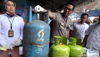 Direktorat Reserse Kriminal Khusus Polda Metro Jaya melakukan gelar barang bukti dan tersangka di lokasi pengoplosan Jalan Mabes TNI Delta 5, Cipayung, Jakarta Timur, Selasa (22/1/2019).