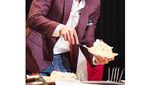 Bikin Gagal Fokus! Begini Gaya Hyun Bin Saat Racik Kopi dan Kulineran