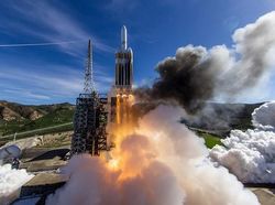 Melihat Satelit Mata-mata Misterius Amerika Melesat ke Angkasa