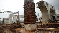 Tampak tiang-tiang beton sudah berdiri.