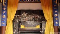 Di bagian tengah paviliun terdapat ruang tamu kaisar. Di ruang ini ada singgasana kaisar yang lengkap dengan tirai dan bantal. (Bonauli/detikTravel)
