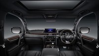 Di medan yang sulit sekalipun, pengemudinya didampingi fitur crawl control yang dapat mengendalikan gas, rem, dan transmisi sehingga pengemudi hanya perlu fokus pada manuver setir. Kemewahan interior LX 570 SPORT dilengkapi oleh ruang kabin yang luas, serta tempat duduk lebar yang terbalut kulit semi-aniline yang sangat lembut. Ruang kabin yang kedap suara didukung oleh akustik terbaik19-speaker Mark Levinson Premium Audio System, serta dilengkapi dengan 12.3-inch Center Screen Display dan 11.6-inch Dual Rear Seat Entertainment.