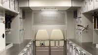 Keenam, pramugari tidak suka penumpang yang masuk ke bagian dapur kabin pesawat. Sebab, di sanalah tempat pramugari menyiapkan dan membereskan makanan. Jadi jangan sampai jalan-jalan ke sana ya (iStock)