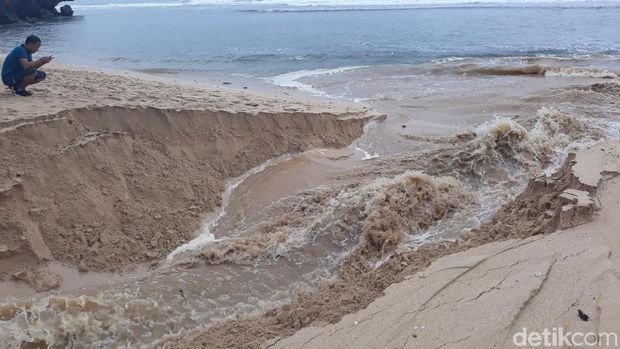 Pasir Pantai Sundak Gunungkidul Terbelah