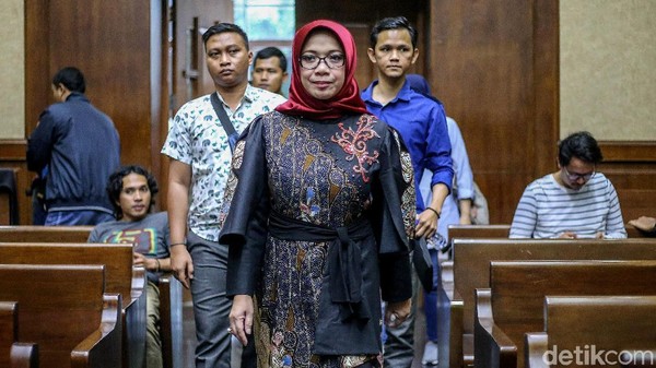 Berkerudung Merah, Eni Saragih Kembali Jalani Sidang Lanjutan