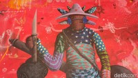 Ada juga obyek yang sedang memegang pisau dan lukisan ini berasal dari seri Guardian.  Foto: Tia Agnes/ detikHOT
