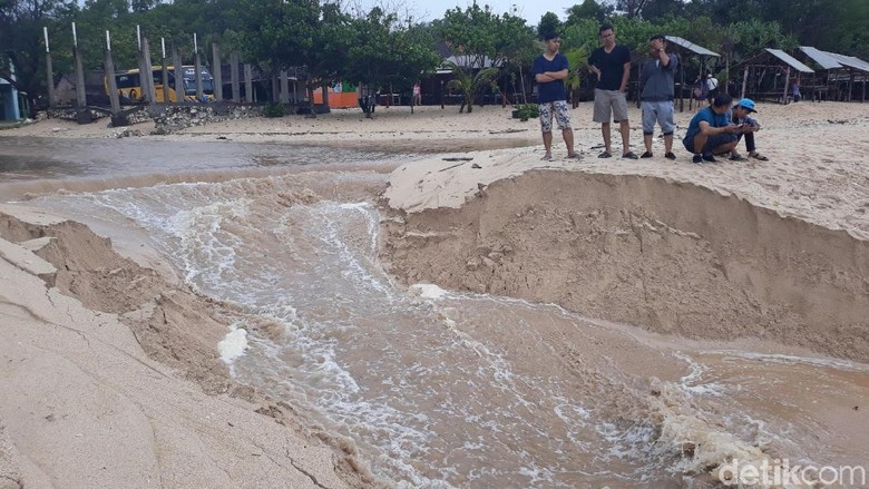 Pasir Pantai Sundak Gunungkidul Terbelah