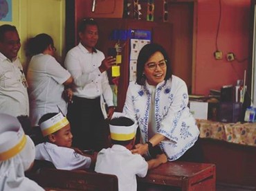 Hati Adem Melihat Sri Mulyani Bercengkerama dengan Anak-anak