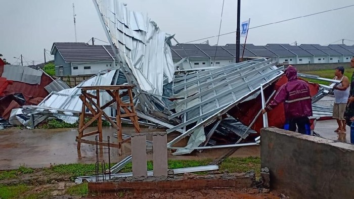 9 Ruko Rusak dan Tiang Listrik Roboh Akibat Puting Beliung di Bekasi