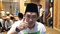 Abis nenangin hati, gantian nenangin perut, ajeep cherokee, endang estaurina 👍🏻😌, kata Ifan yang makan nasi di atas pincuk daun pisang. Foto: Instagram ifanseventeen