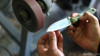 Produksi Pisau Seni rumahan yang sudah ada sejak 2007 ini bisa memproduksi hingga 80 pisau perbulan, yang dihargai mulai dari Rp.300 ribu hingga Rp. 8 juta rupiah per pisau tergantung bahan baja yang digunakannya.