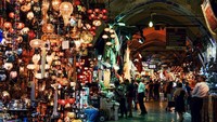 Pasar ini berlokasi di kompleks kota Istanbul, tepatnya di distrik Fatih. Berdekatan dengan Masjid Biru dan Museum Hagya Sofia. Di sini bisa berburu banyak barang. Foto: Istimewa
