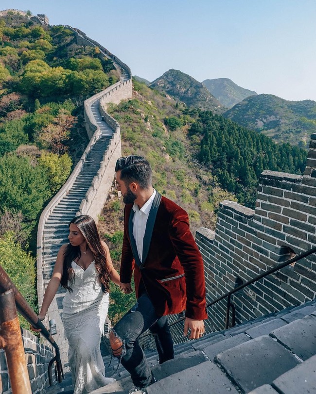 Gaun pengantin rancangan Ferrera yang dikenakan Zoe tampil dengan kerah V dan detail lace memikat. Gaun itu sudah dibawa dari Bali ke Paris di tahun 2018 ini. Foto: Instagram @marrymeintravel