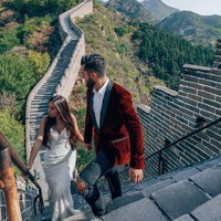 Gaun pengantin rancangan Ferrera yang dikenakan Zoe tampil dengan kerah V dan detail lace memikat. Gaun itu sudah dibawa dari Bali ke Paris di tahun 2018 ini. Foto: Instagram @marrymeintravel