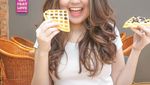Gaya YouTuber Hits, Indrayani Rusady Saat Makan Dimsum dan Donat