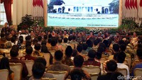Mereka kemudian berdialog dengan presiden.