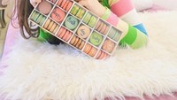  Di hari ulang tahunnya, Indy mendapatkan kejutan manis yaitu kue macarons berbagai warna dengan tulisan selamat ulang tahun untuknya. Foto: Instagram @indrayanigr