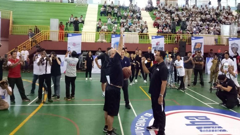 Gandeng Jr NBA, Anies Buka Pelatihan Guru Basket di Ciracas Gandeng Jr NBA, Anies Buka Pelatihan Guru Basket di Ciracas