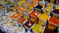 Kalau suka masak, wajib nih beli berbagai bumbu dan rempah kering. Cukup bilang nama masakan, maka penjual akan meracik bumbu spesial yang bisa membuat masakan sedap. Foto: Istimewa