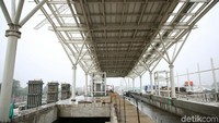 Bangunannya juga akan terdiri dari tiga lantai, yang terbagi menjadi lantai satu untuk KRL dan KA Bandara; lantai dua untuk ruang tunggu penumpang, dan lantai tiga untuk KA Jarak jauh.