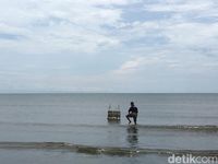 Sesajen pun dilarung ke laut (Abdy/detikTravel)