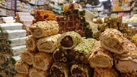 Kacang, aneka manisan dan kue-kue khas Turki juga biasa diborong para pelancong yang datang ke pasar ini. Kue-kue ini dikemas apik sehingga pas jadi oleh-oleh. Foto: Istimewa