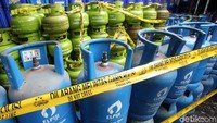 Dari tindakan tersebut diperkirakan pemilik praktik oplos gas elpiji tersebut mendapatkan keuntungan puluhan juta rupiah.