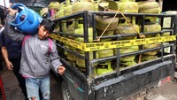 Modus yang dilakukan oleh para tersangka adalah memindahkan isi tabung elpiji bersubsidi ke tabung gas elpiji kosong non subsidi ukuran 12 kg.