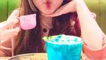 Gaya YouTuber Hits, Indrayani Rusady Saat Makan Dimsum dan Donat