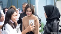 Kemudian ia juga meminta sebuah video dari Vanesha yang ditanggapinya dengan ramah. Pool/Noel/detikFoto.