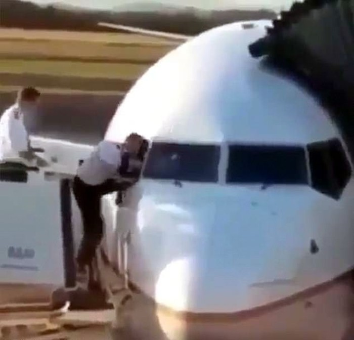 Lupa Bawa Kunci, Pilot Ini Masuk Kokpit Lewat Jendela