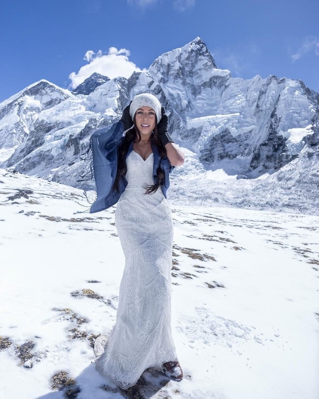 Nick dan Zoe telah mengunjungi 33 negara dan berfoto dengan busana pengantin. Hidup terlalu singkat hanya untuk memakai gaun pengantinmu satu kali. Dunia terlalu besar untuk hanya diam di satu kota kecil seumur hidupmu, ujar pasangan ini kepada People. Foto: Instagram @marrymeintravel