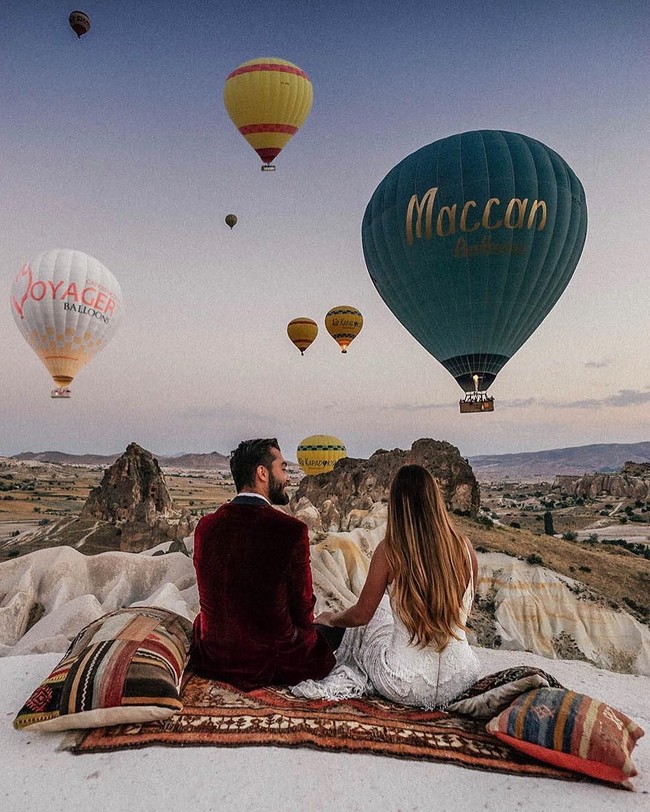 Zoe memilih gaun Ferrera yang ternyata sempurna untuk melakukan perjalanan. Terinspirasi dari semangat yang bebas dari pengantin yang ceria dan memiliki selera unik, tulis People. Foto: Instagram @marrymeintravel