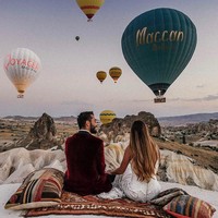 Zoe memilih gaun Ferrera yang ternyata sempurna untuk melakukan perjalanan. Terinspirasi dari semangat yang bebas dari pengantin yang ceria dan memiliki selera unik, tulis People. Foto: Instagram @marrymeintravel