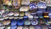 Piring dan mangkuk memiliki desain yang sangat beragam namun hampir semuanya didominasi dengan sentuhan warna biru. Ya, biru menjadi salah satu warna ikon negara ini. Foto: Istimewa
