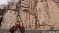 Tumpukan batu prasasti yang diukir oleh para kaisar juga bisa wisatawan temukan. Prasasti ini menjadi peninggalan para kaisar yang pernah menginjakkan kaki di Taishan (Bonauli/detikTravel)