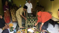 Ritual ini diikuti puluhan warga setempat, ditandai dengan melarung sesajen ke tengah lautan (Abdy/detikTravel)  