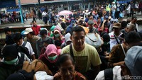 Penumpang selalu memadati Stasiun Manggarai sehari jelang penutupan Jalur 10.