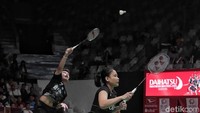 Di gim kedua, Rinov/Pitha berhasil mengalahkan Evgenij Dremin/Evgenia Dimova dengan skor 21-11.