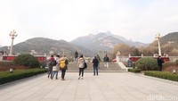 Tai Mountain atau Taishan adalah pegunungan suci yang berada persis di selatan Dai Temple  (Bonauli/detikTravel)