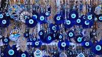 Ke Turki belum lengkap kalau tak membeli aksesoris ini. Namanya Nazar Eye Stone dan biasa hadir sebagai hiasan dinding, lampu hingga anting-anting. Warnanya biru dengan gambar mata. Foto: Istimewa