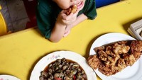 Dihadapan Qahtan kali ini ada banyak ragam seafood enak. Ada ikan gurame hingga kerang dara. Foto: Instagram@qahtanhalilintar