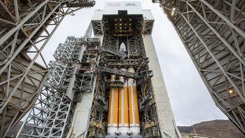 Inilah satelit mata-mata terbaru Amerika Serikat bernama NROL-71 yang digendong oleh roket  United Launch Alliance (ULA) Delta IV. Tampak ia sedang dopersiapkan di landasan di Vandenberg Air Force Base di California. Foto: Flickr