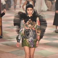 Maria juga bermain dengan volume. Misal pada bagian bahu yang diperbesar sehingga menciptakan kesan perempuan yang kuat. (Foto: Pascal Le Segretain/Getty Images For Christian Dior)