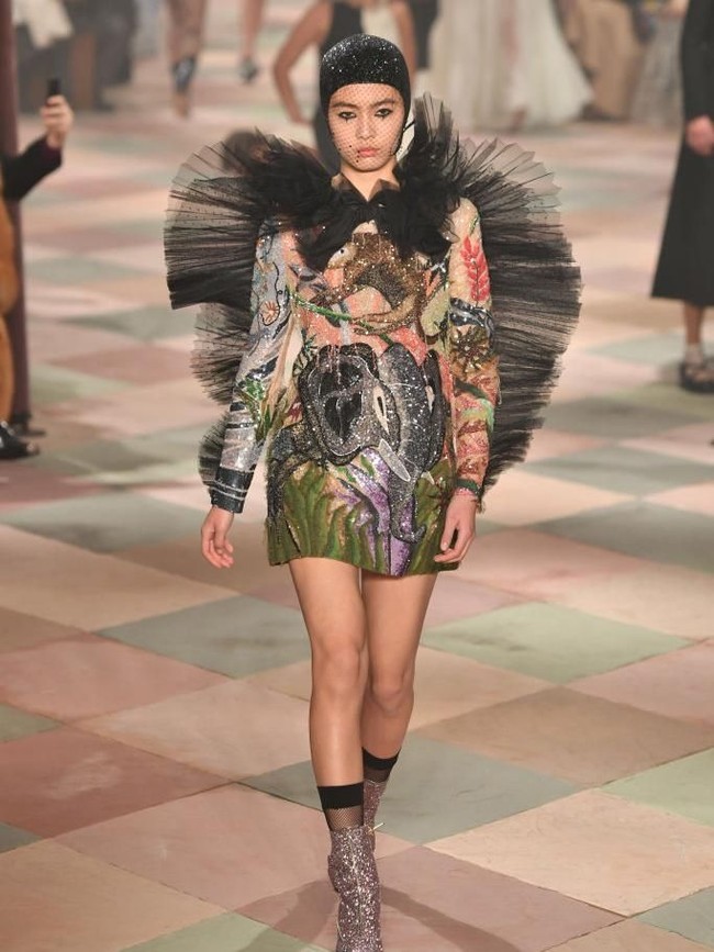 Maria juga bermain dengan volume. Misal pada bagian bahu yang diperbesar sehingga menciptakan kesan perempuan yang kuat. (Foto: Pascal Le Segretain/Getty Images For Christian Dior)