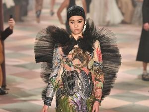 Foto: Badut Anggun Dalam Sirkus Dior di Paris Fashion Week Couture 2019